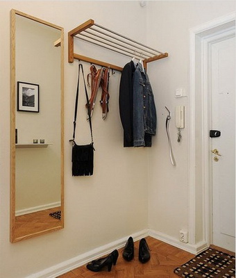 玄关的设计非常简单,只安排了一面镜子和挂衣服的挂钩,地板采用"w"